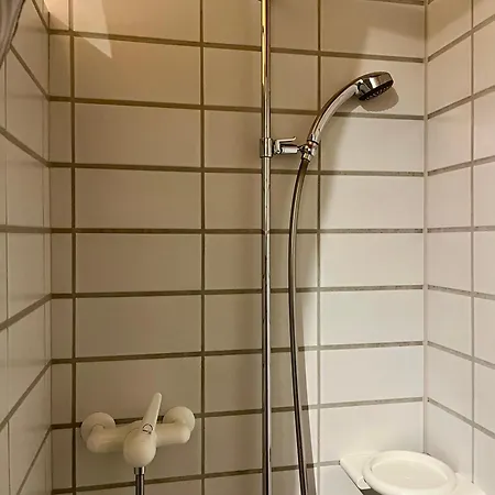 Gemuetliches Doppelzimmer Mit Gartenblick Und Oev Rum i privatbostad