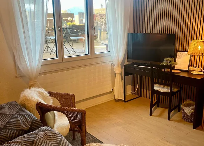 Gemuetliches Doppelzimmer Mit Gartenblick Und Oev Homestay szállás