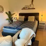 منزل للإقامة Gemuetliches Doppelzimmer Mit Gartenblick Und Oev